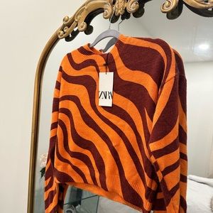Zara Medium Orange and Maroon patterned cropped long sleeve sweater!